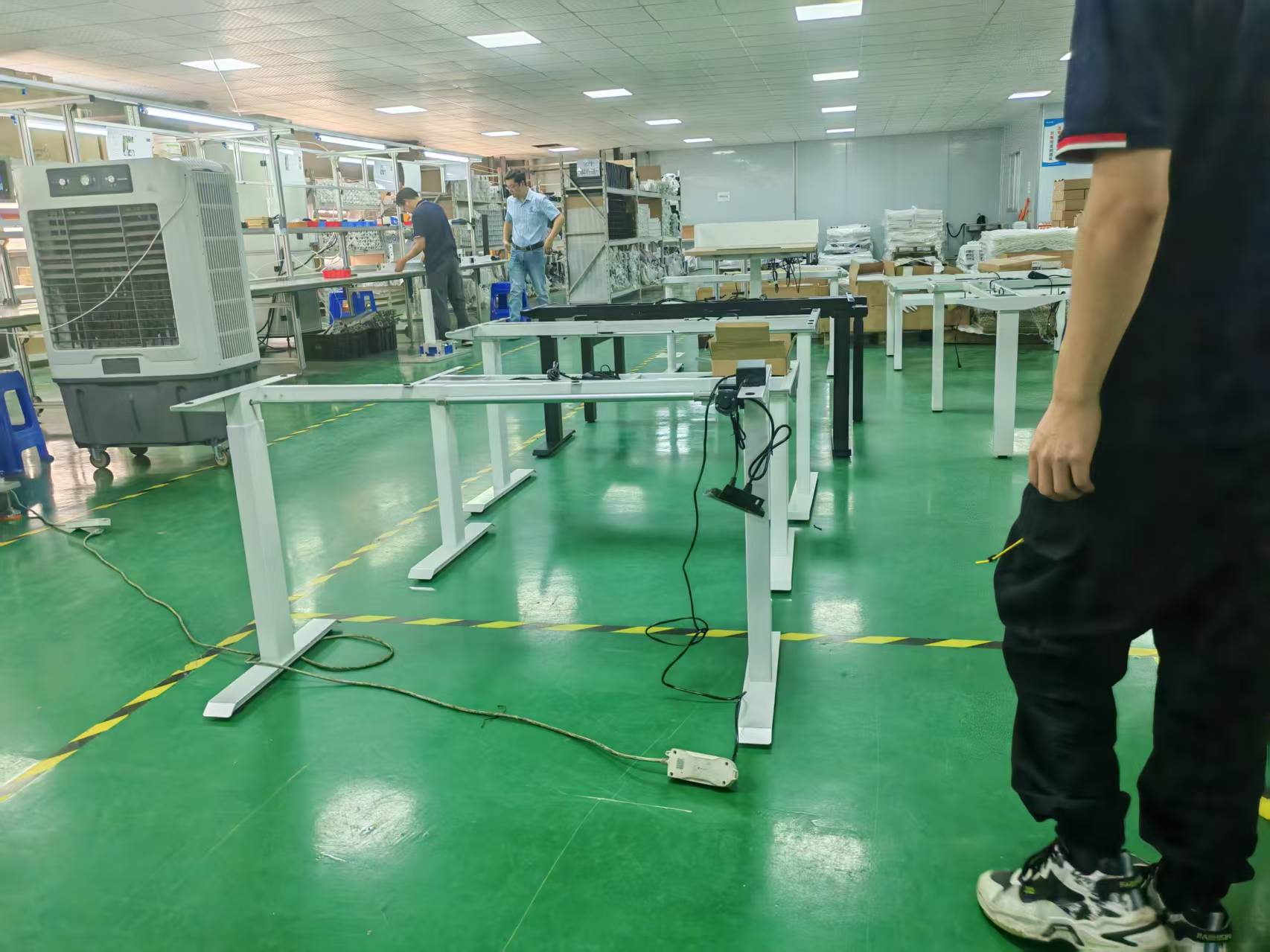 Mugimenduan zehaztasuna: zergatik Huagang zutik dauden mahai-marko elektrikoek egonkortasuna ezartzen dute